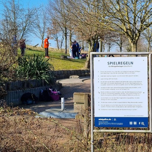 Regelbräde med spelregler för minigolf