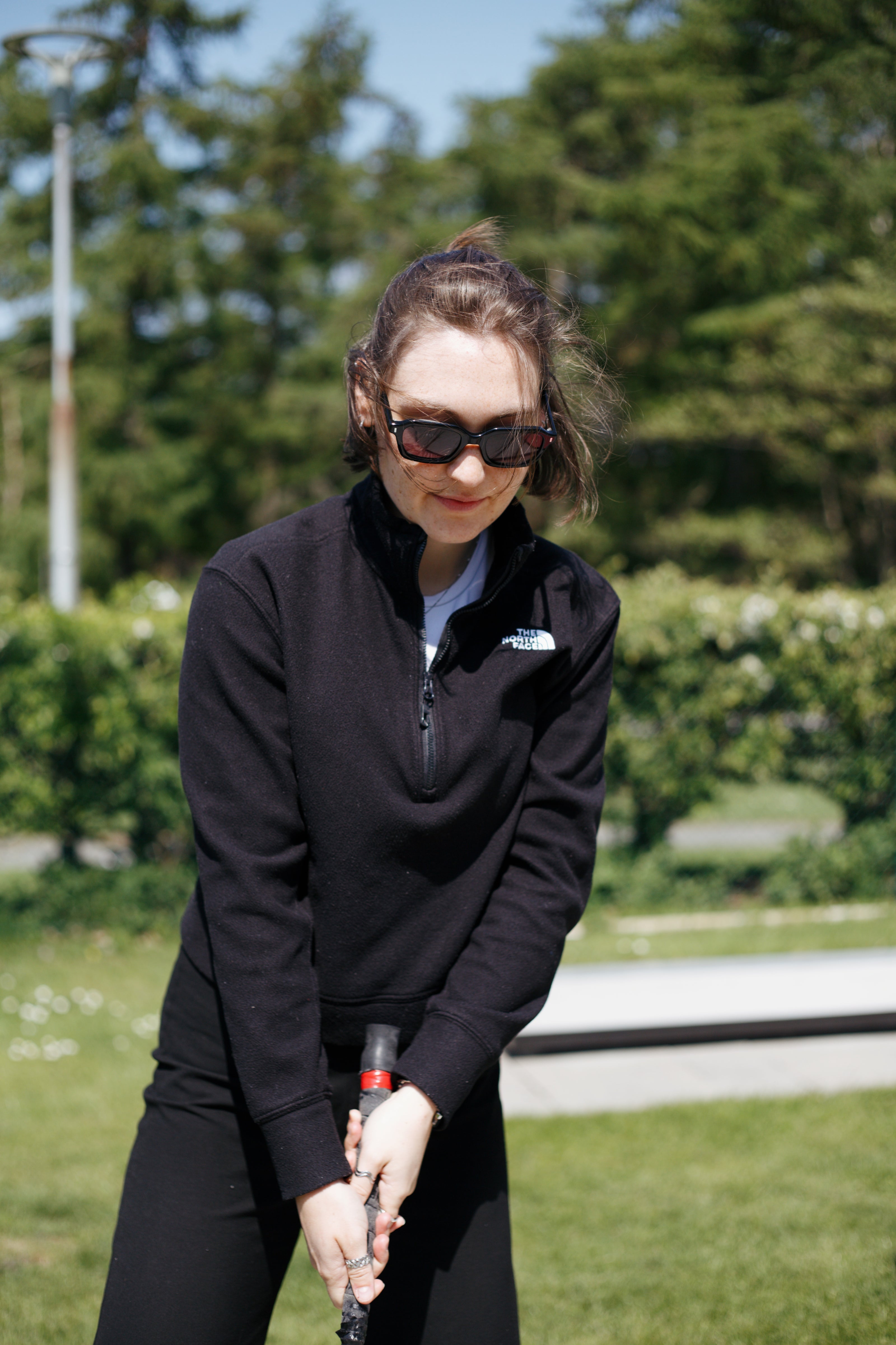junge frau spielt minigolf