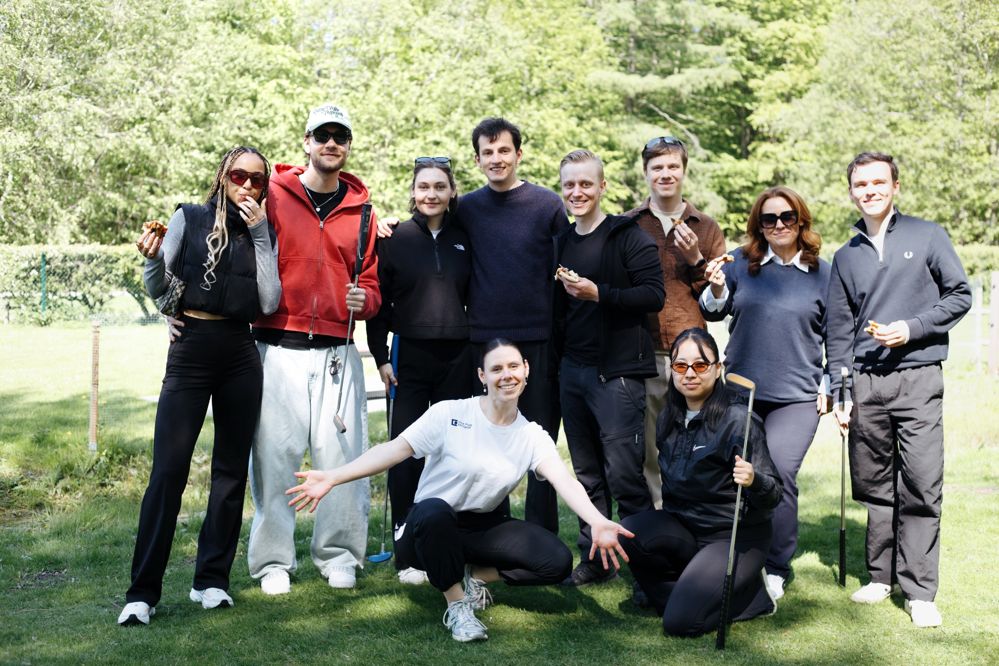 junge menschen minigolf gruppe
