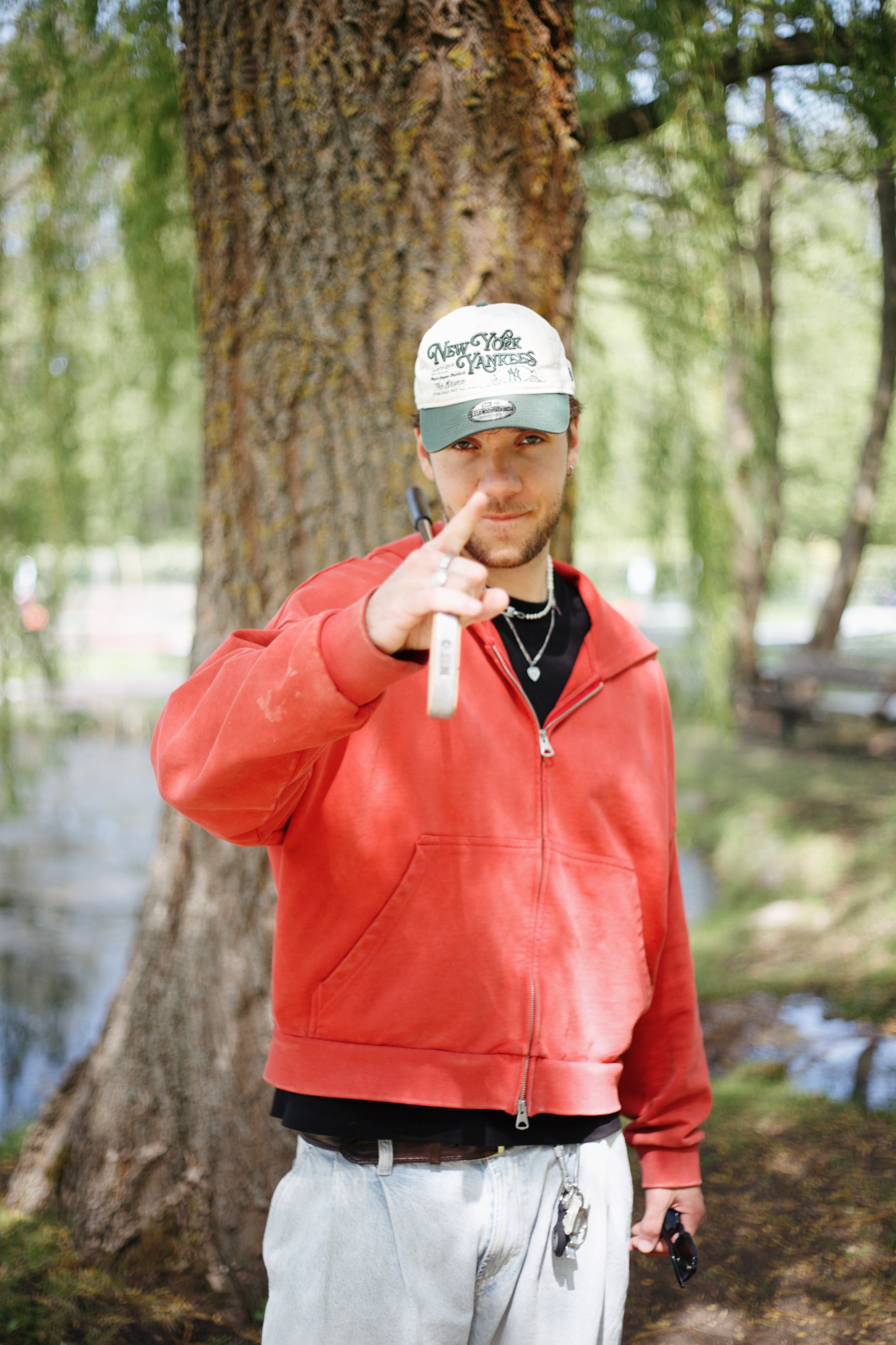 mann mit minigolf schläger